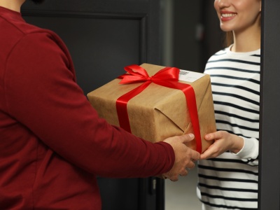 Do kiedy wysłać prezenty, żeby dotarły przed świętami? Poczta Polska podała daty