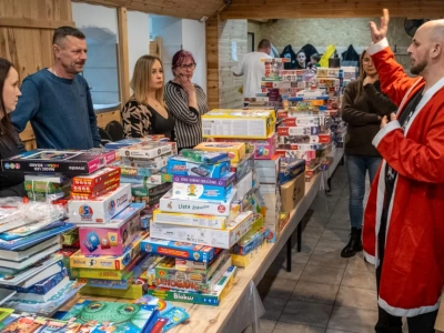 Z Nowej Cerkwi do Bydgoszczy. Strażacy kończą pakowanie świątecznych paczek