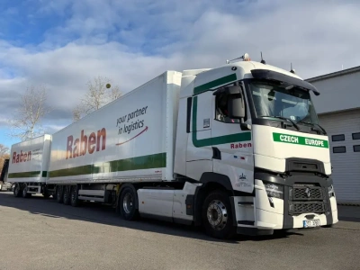 Trzy ciągniki Renault T520 pod 25-metrowe zestawy Rabena – nowa flota w Czechach