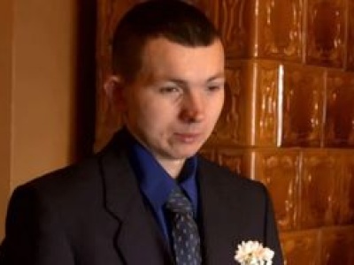 Utrzymuje się z renty. 