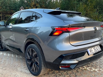 Renault sprawdza, czy flagowy SUV sprzeda się w cenie Jaecoo 7 SH Exclusive. Bagażnikiem wygrywa