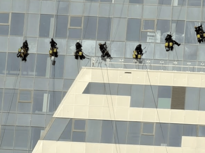 Porządki na “dachu” Rzeszowa. Wielkie mycie najwyższego wieżowca mieszkalnego w Polsce