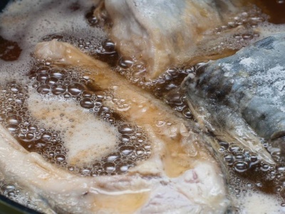 Co zrobić z olejem po smażeniu karpia? Nie wylewaj go do zlewu