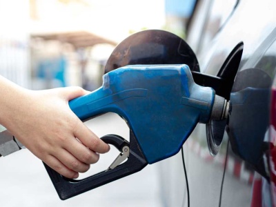 ADAC poleca jedno paliwo. Kierowcy wciąż popełniają ten błąd przy dystrybutorze