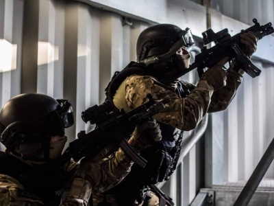 Kontrterroryści zatrzymali 8 osób w policyjnych mundurach