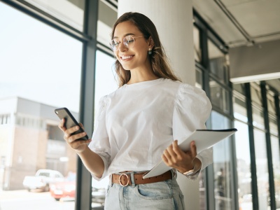 Kobiety w mediach: nowy raport ujawnia trwałość stereotypów i gigantyczne dysproporcje płci