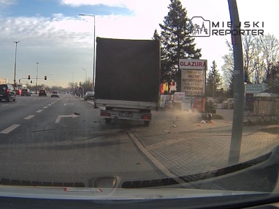 Poważny wypadek motocyklisty na Białołęce. Kierujący dostawczakiem nagle skręcił z środkowego pasa