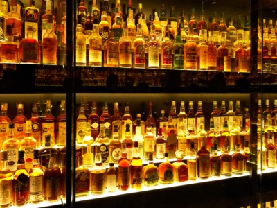 Miliardy na stole. Alkoholowy gigant sprzedaje udziały na kluczowym rynku