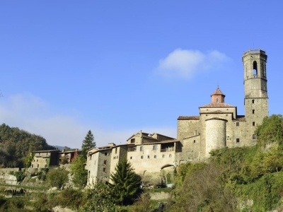 Średniowieczne domy, cisza i wodospad. To nie film, to realne miejsce w Europie
