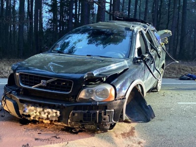 Dachował Volvo a miał niezapięte pasy. Kierowca nie żyje