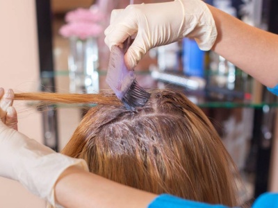 Prezentuje się elegancko i zmysłowo. Najmodniejszy kolor włosów tej zimy