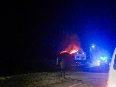 Pożar domu w Makowie. Jedna osoba poszkodowana