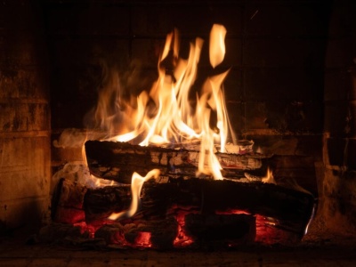 Kominki trują siedem razy bardziej. Palenie drewnem na celowniku