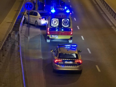 Peugeot uderzył w barierę energochłonną. Na miejscu ratownicy i policjanci