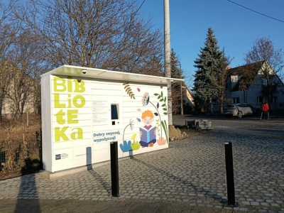 Książkomat w Parku Literackim na Złotnikach. To już trzecie tego typu urządzenie w mieście.