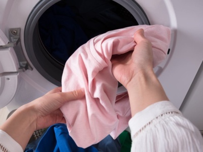 Czarne kulki w pralce sposobem na wyblaknięte pranie? Eksperci ostrzegają. Można lepiej