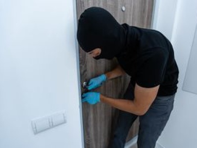 Zeszła do piwnicy przed świętami. Złodzieje wynieśli nawet stare opony