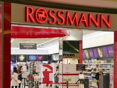 Rossman przecenia popularne perfumy. Z 214 na 99 złotych, a to nie koniec