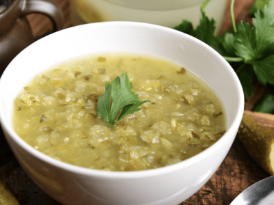 Zupa ogórkowa Ewy Wachowicz – przepis krok po kroku