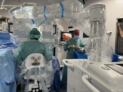 Robot, który szyje naczynia cieńsze niż włos. Pierwsza taka operacja w Krakowie