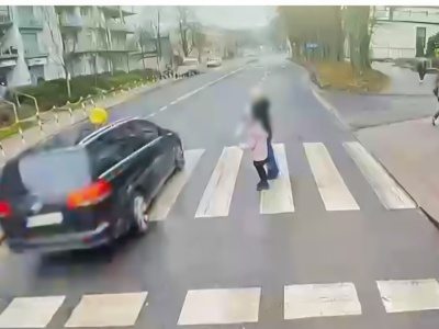 O krok od tragedii na przejściu dla pieszych. 67-latka niemal potrąciła kobietę z dzieckiem