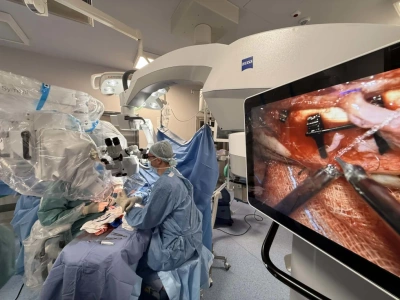 Robot mikrochirurgiczny Symani użyty po raz pierwszy w szpitalu wojskowym w Krakowie
