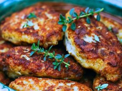 Obok karpia stawiam postne kotlety. Przed wojną były obowiązkowe, dziś każdy się dziwi na ich widok