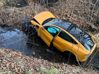 Elektryczny Mustang wylądował w rzece. Auto roztrzaskane, kierowca uciekł