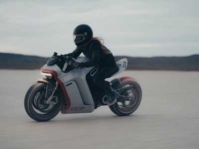 Akumulatory z anodą krzemową: mniejsza masa i większy zasięg motocykla