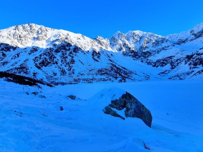 Tatrzańskie jeziora zamarzają, turyści bagatelizują niebezpieczeństwo