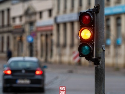 Hamować czy przyspieszać? Wielu kierowców podejmuje złą decyzję