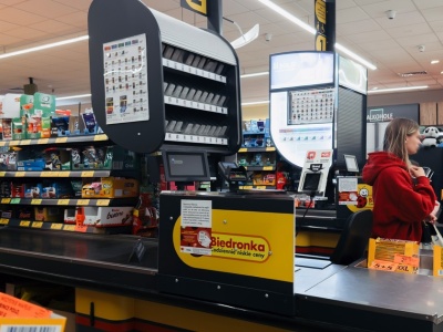 Biedronka wydłuża godziny pracy przed świętami. Oburzeni pracownicy reagują