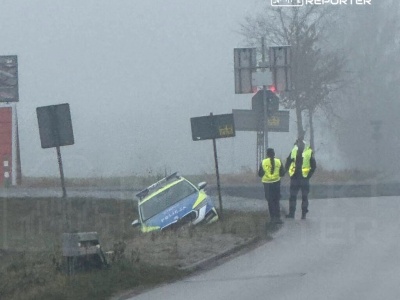 Radiowóz w rowie. “28-letni funkcjonariusz nie dostosował prędkości do warunków panujących na drodze”