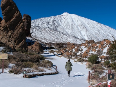 Spadł śnieg na Teneryfie. Turyści masowo ruszyli na najwyższy szczyt Hiszpanii