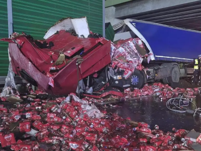 Ciężarówka z piwem zablokowała S7. Kierowca w szpitalu