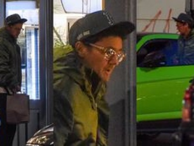 Kuba Wojewódzki pod osłoną nocy pakuje siebie i pierogi do lamborghini. To dla nowej 