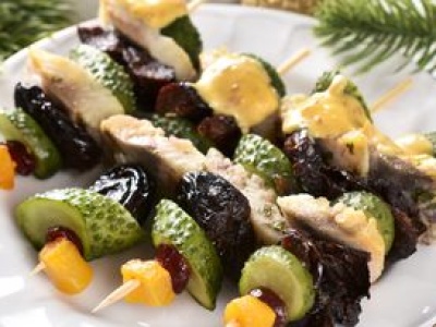 Nieodpakowane śledzie się nie zmarnują. Zrób najlepsze koreczki na sylwestra