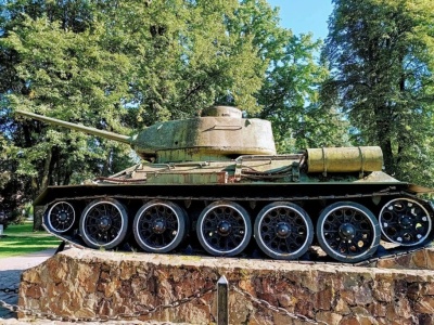 Pomimo zawirowań politycznych zarówno kaplica, jak i czołg do dziś stoją na swoim miejscu