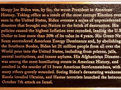 Nowe tablice w Białym Domu. „Śpiący Joe Biden” najgorszym prezydentem w historii