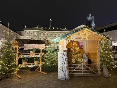 Bożonarodzeniowa szopka z godłem Polski stanęła przed Pałacem Prezydenckim. Ostre komentarze Internautów: 