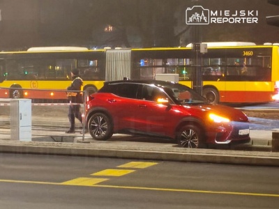 Kolejny kierowca wjechał na tory tramwajowe na Ochocie. Pojazd zawisł