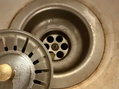 To działa w 10 minut! Wlej pół szklanki, a nawet zatkany odpływ ruszy jak nowy