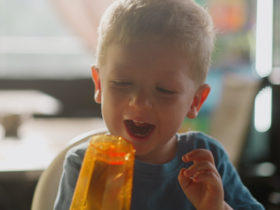 Dziecko mówi do siebie, a rodzice się niepokoją. Prawda o tym zachowaniu jest inna