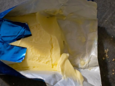 Gdzie wyrzucić papier po maśle i tłuste pudełko po śledziach? W święta nietrudno o błąd