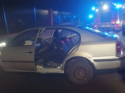 Tragiczny wypadek. Skoda uderzyła w ogrodzenie cmentarza, zginął kierowca