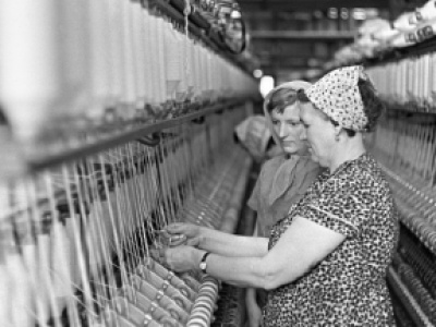 Prof. Błażej Brzostek: w PRL sferą wolności dla kobiet była praca, czasami jednak na „dwa etaty”