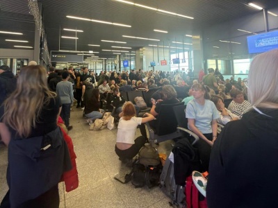 Mgła znów miesza szyki pasażerom w Balicach. Kolejne loty przekierowane. Ale jest też dobra wiadomość z Wizz Aira