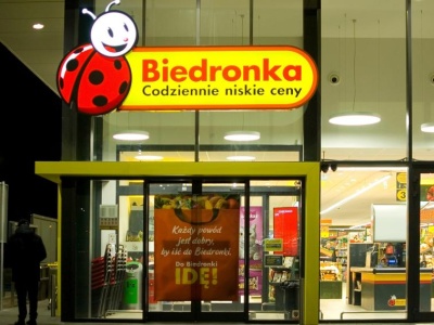 Skandal w Biedronce. Pracownikom obiecano premię za sprzedaż wódki i wina