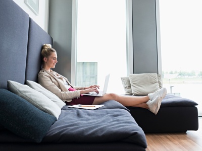 W 2026 r. będziemy krócej pracować? Rząd rusza z pilotażem. Cel: wolne piątki i dłuższe urlopy