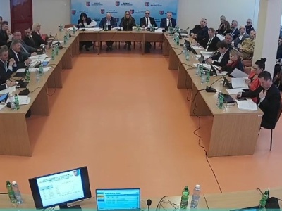 Radni uchwalili budżet powiatu ostrowieckiego. Podczas sesji emocji nie brakowało